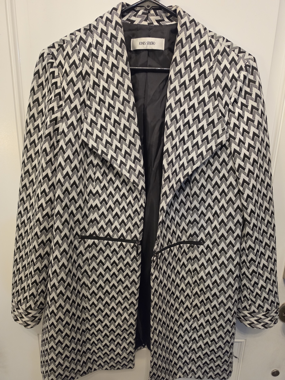 JONES STUDIO Black & White Zigzag Open Coat